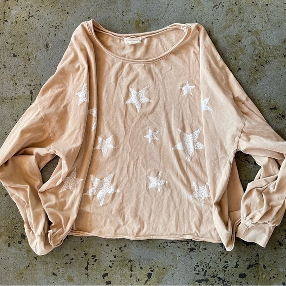 Fantastic Fawn Tops - Fantastic Fawn Women’s Lightweight Beige Star Print Long Sleeve Top Size Large